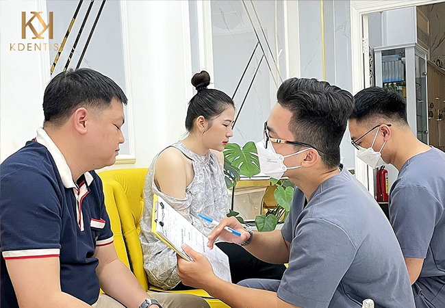 Bác sĩ tư vấn bảo hành răng implant cho khách hàng Bác sĩ tư vấn bảo hành răng Implant cho khách hàng